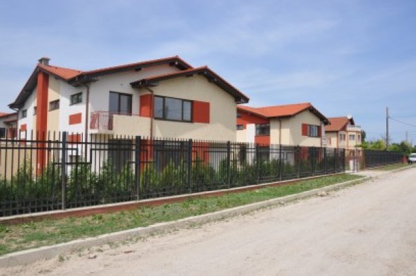 Din salariul de director, Mitrea de la Apele Române şi-a tras 8 vile cu etaj în Lazu
